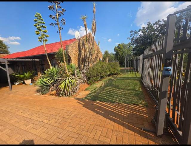 4 BEDROOM HOUSE FOR SALE IN HELIKONPARK